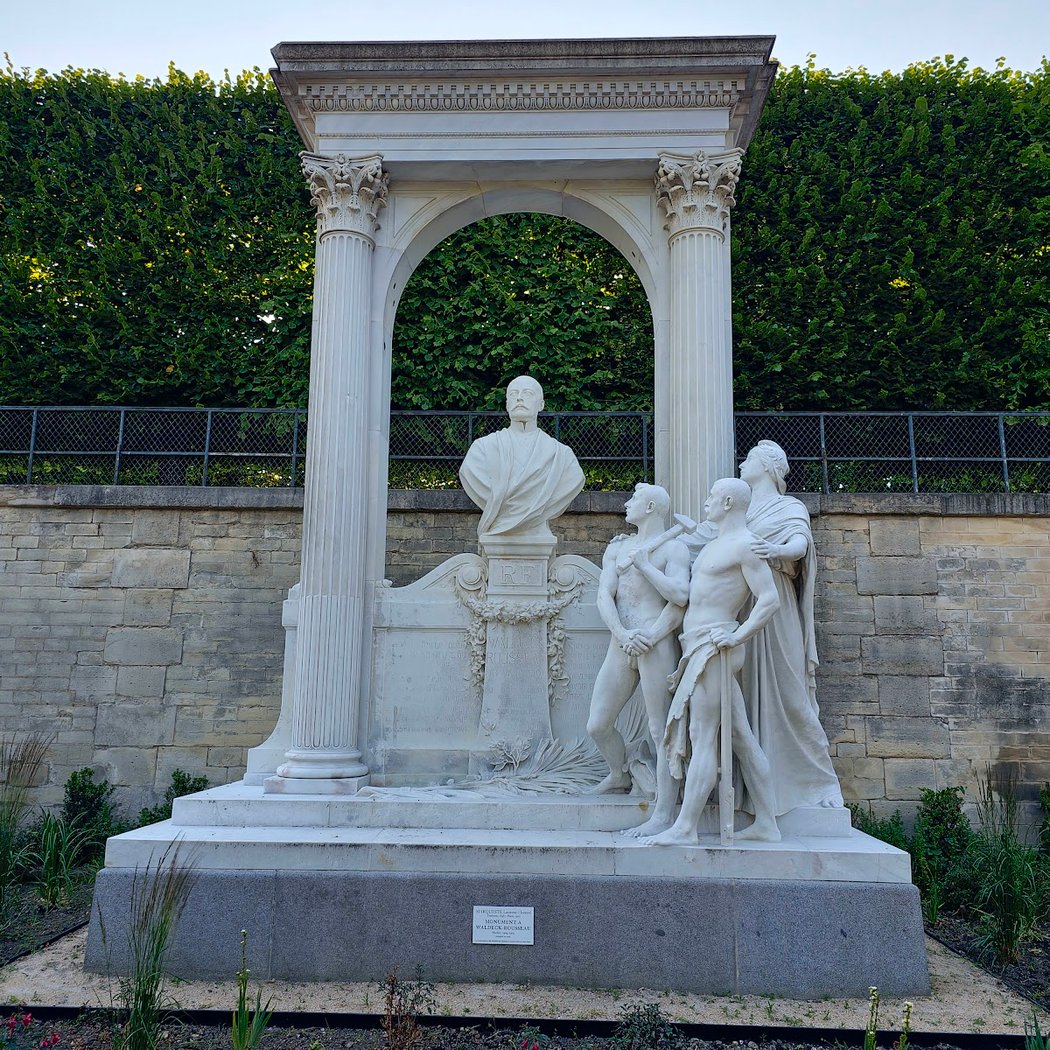 Monument à Pierre Marie René Ernest Waldeck-Rousseau 1